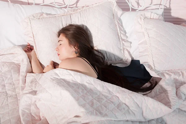 Wanita muda cantik tidur sendirian ruang kosong — Stok Foto