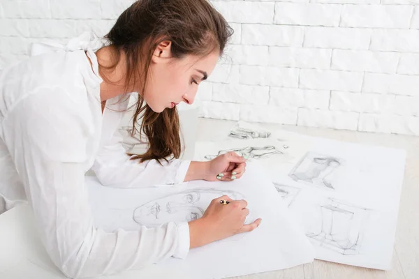 スケッチを描く女性アーティストのプロフィール — ストック写真