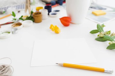 Dağınık sanatçı işyeri araçlarıyla, boş alan