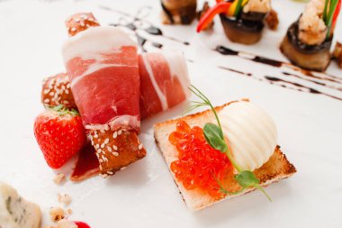 Havyar tost yakın çekim ile pastırma ruloları