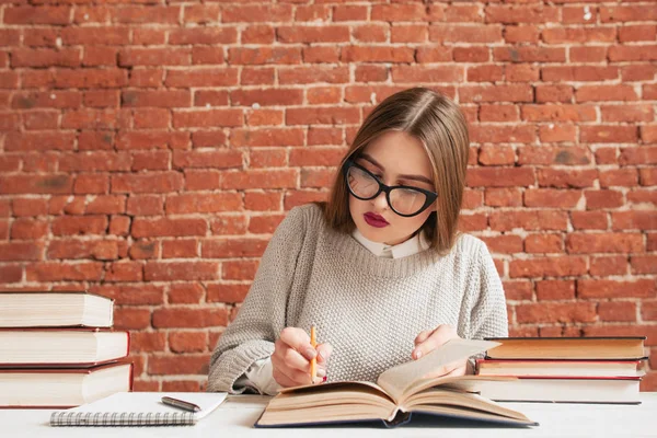 Estudiante chica escritura conspect espacio libre — Foto de Stock