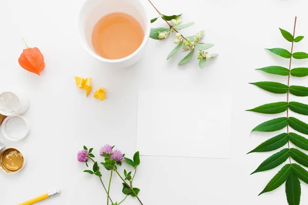 植物とお茶フラット空白カードを置く — ストック写真