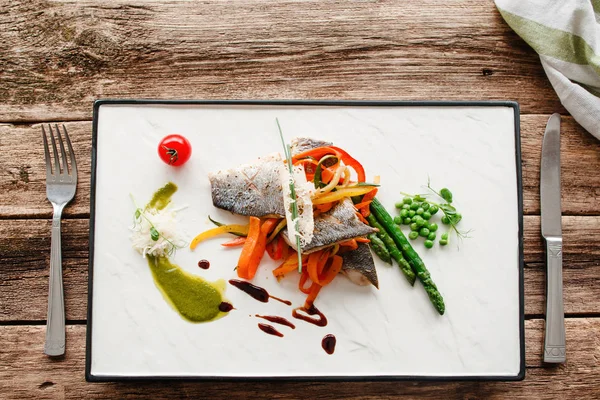 Gegrilde vis met verse groenten plat leggen — Stockfoto