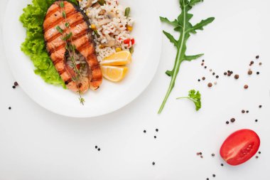 Izgara kırmızı balık sebze risotto boş alan