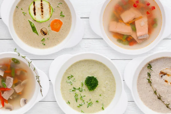 Горячие супы на белом столе — стоковое фото
