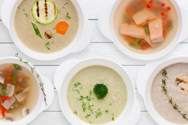 Sopas quentes na mesa branca flat lay — Fotografia de Stock