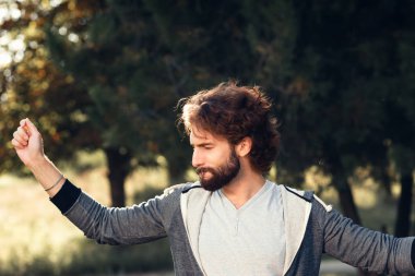 Genç adam orman portrair memnun