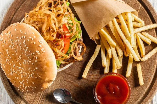 Smakrika burgare med pommes frites och ketchup — Stockfoto