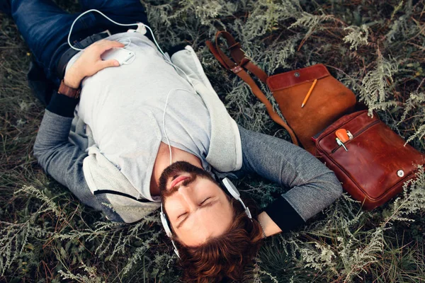 Homme détendu écoutant de la musique à la nature vue de dessus — Photo