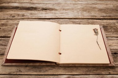 Sulak mockup ile boş vintage karalama defteri