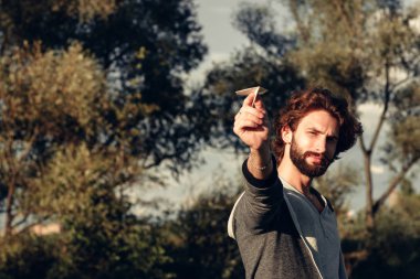 Kağıt Uçak kamera boş alan için amaçlayan adam