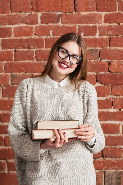 Hermosa estudiante sonriente con retrato de libros —  Fotos de Stock