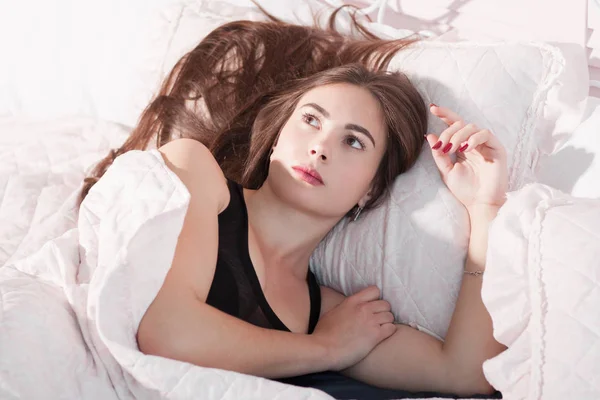 Membangunkan wanita tegang di tempat tidur potret — Stok Foto