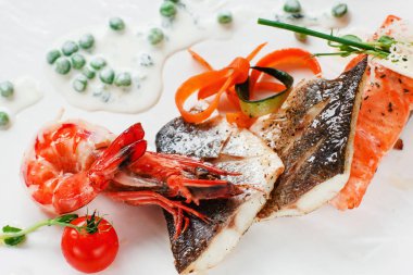 Izgara deniz ürünleri karıştırın beyaz arka plan portre üzerinde