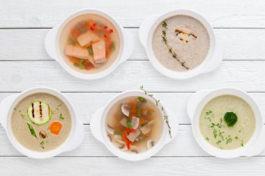 Lezzetli Restoran sıcak yemekler düz varyasyonu yatıyordu