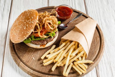 Patates kızartması ve ketçap taze hamburger eşliğinde