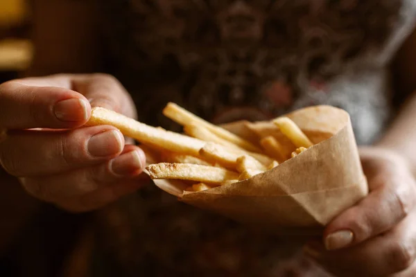 Papas fritas comiendo de cerca — Foto de Stock