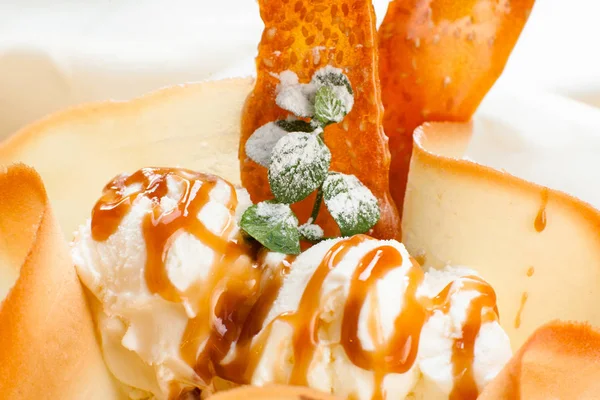 Мороженое с карамельной начинкой и вафлями крупным планом — стоковое фото
