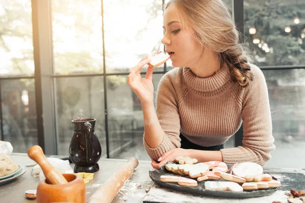 ハート クッキーの空き容量を食べる若い女性 — ストック写真