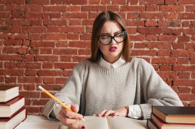 Boş alan yazarken ekşitmeden güzel kadın