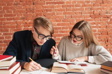 Öğrenciler erkek ve kadın Kitaplığı'nda eğitim