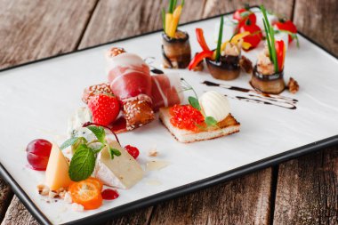 Şarküteri karıştırın beyaz plaka üzerinde