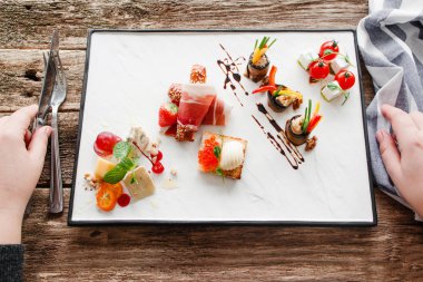 Meze restoranında tatma düz yatıyordu yiyen pov
