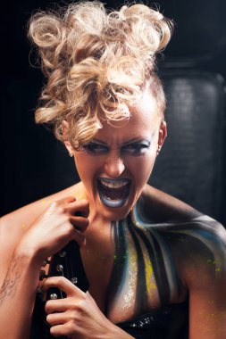 Agresif punk kadın kameraya çığlığı