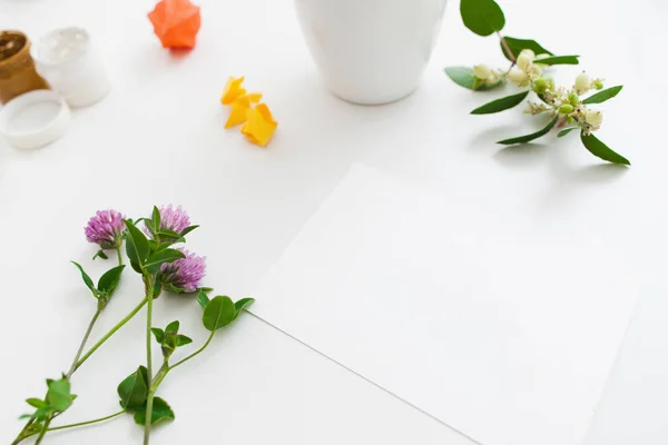 新鮮な花とガッシュ モックアップ空白のカード — ストック写真