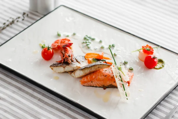 Porción creativa de mezcla de mariscos a la parrilla — Foto de Stock