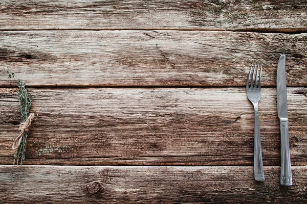 Tavolo in legno rustico con coltello e forchetta spazio libero — Foto Stock