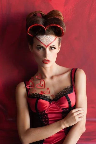Donna sexy in lingerie rossa si abbraccia — Foto Stock