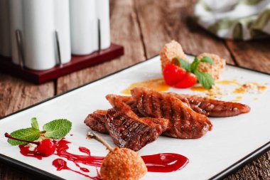 Izgara biftek pişmiş armut ve tatlı sos ile