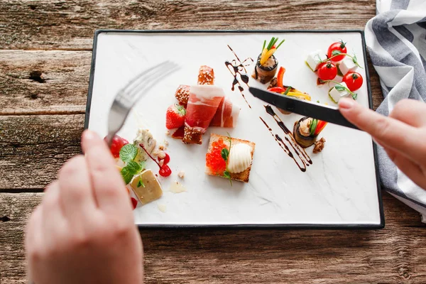 Comida de aperitivos con cubiertos, comer pov — Foto de Stock