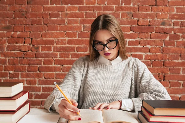 Atractivo estudiante chica forro texto en libro —  Fotos de Stock