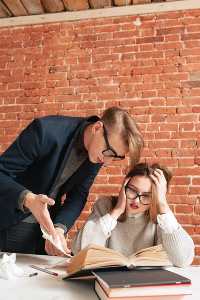 Chica estudiante asustada escuchando a profesor — Foto de Stock