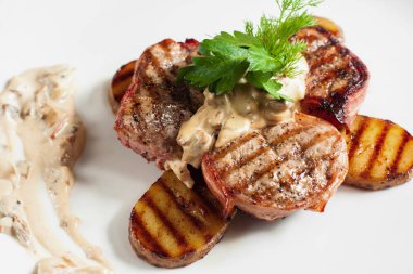 Izgara domuz dükkan beyaz tabak patates ile