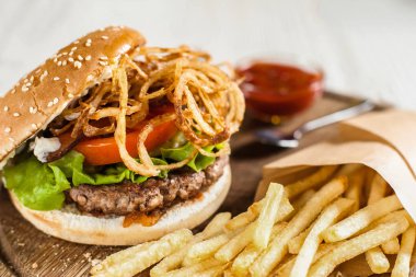 Restoran hizmet Burger patates kızartması ile