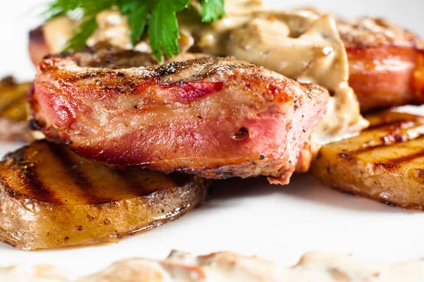 Plaka yan görünümü yakın çekim üzerinde sulu ızgara biftek