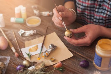 Kadın altın, Paskalya dekorasyon içine yumurta boyama