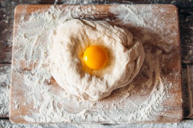 Yumurta sarısı çiğ hamur kase düz içinde yatıyordu