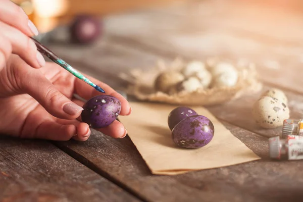 Målarbok påsk ägg med pensel närbild — Stockfoto