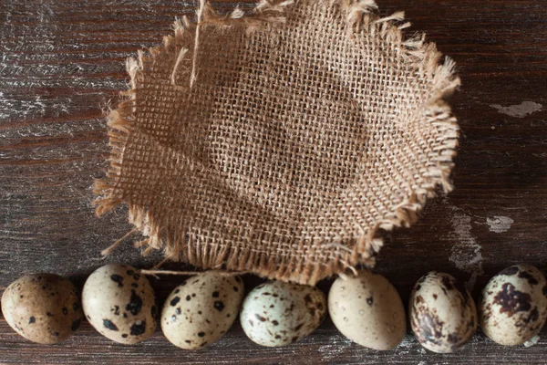 Leerer Korb mit Wachteleiern flach gelegt — Stockfoto