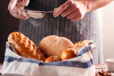 Tanınmayan baker onun pasta yakın çekim bitirme