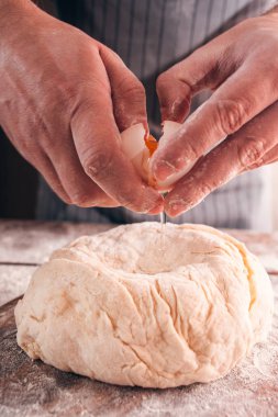 Yumurta çatlama ve hamur yakın çekim ekleme