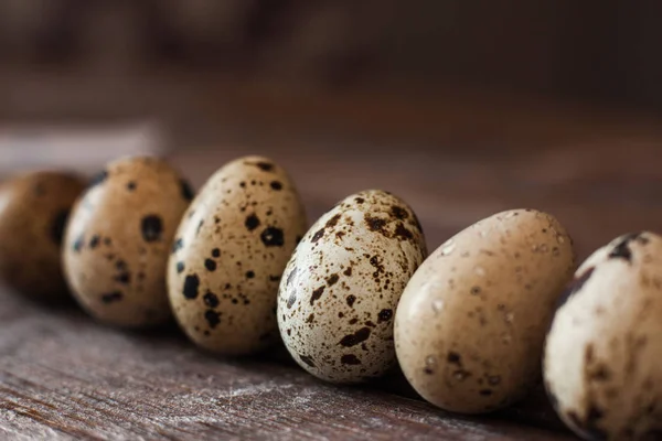 Лінія перепелиних яєць крупним планом, фон органічної їжі — стокове фото