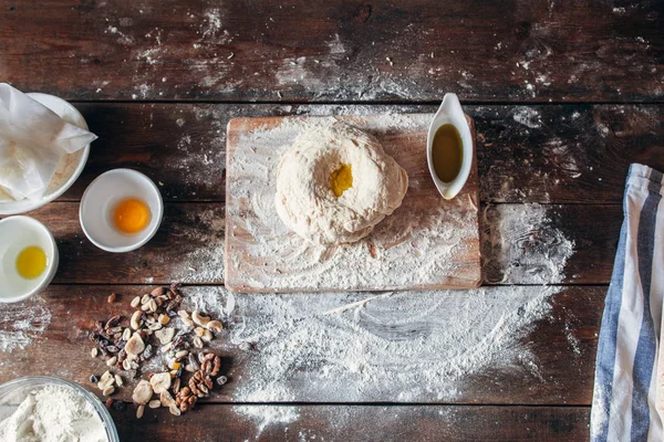 Сырое тесто с маслом на кухонном столе — стоковое фото