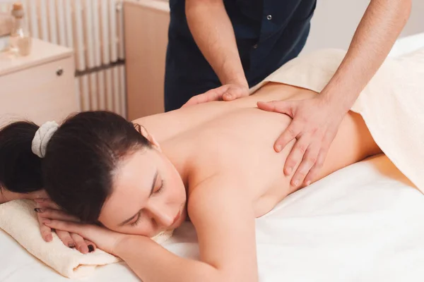 Junge Frau bei Massageverfahren Freiraum — Stockfoto