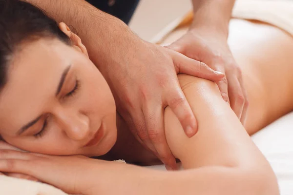 Relajado mujer disfrutando de hombro masaje primer plano — Foto de Stock