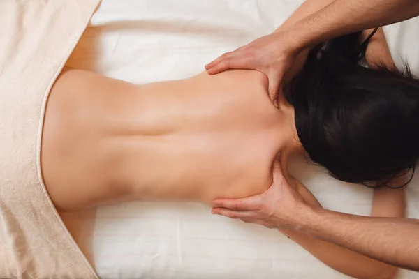 Mujer desnuda disfrutando de masaje plano laico — Foto de Stock